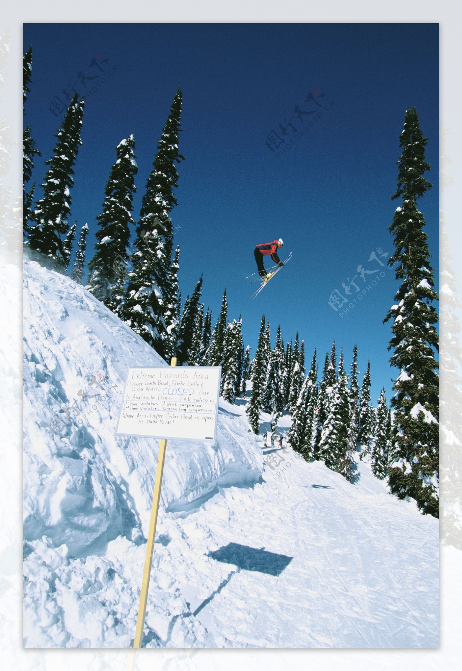 腾空飞跃的滑雪运动员图片