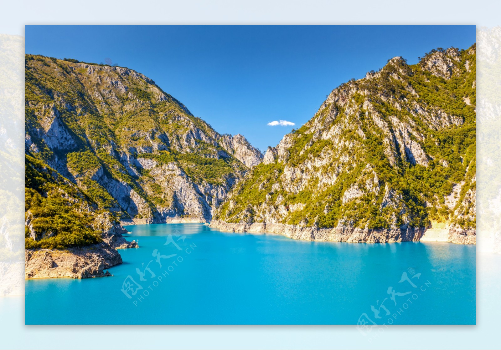 湖水边上的高山图片