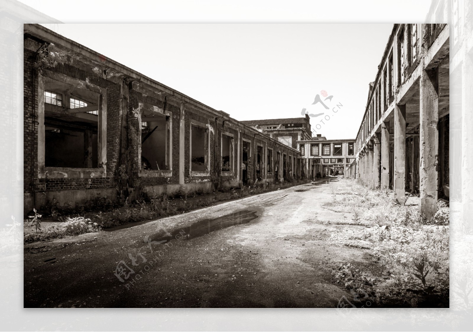 废旧工厂与道路图片
