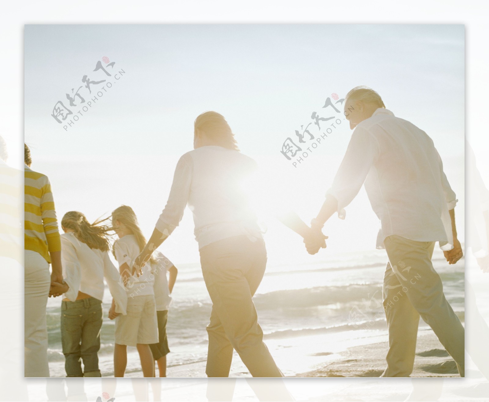 海边游玩的一家人图片