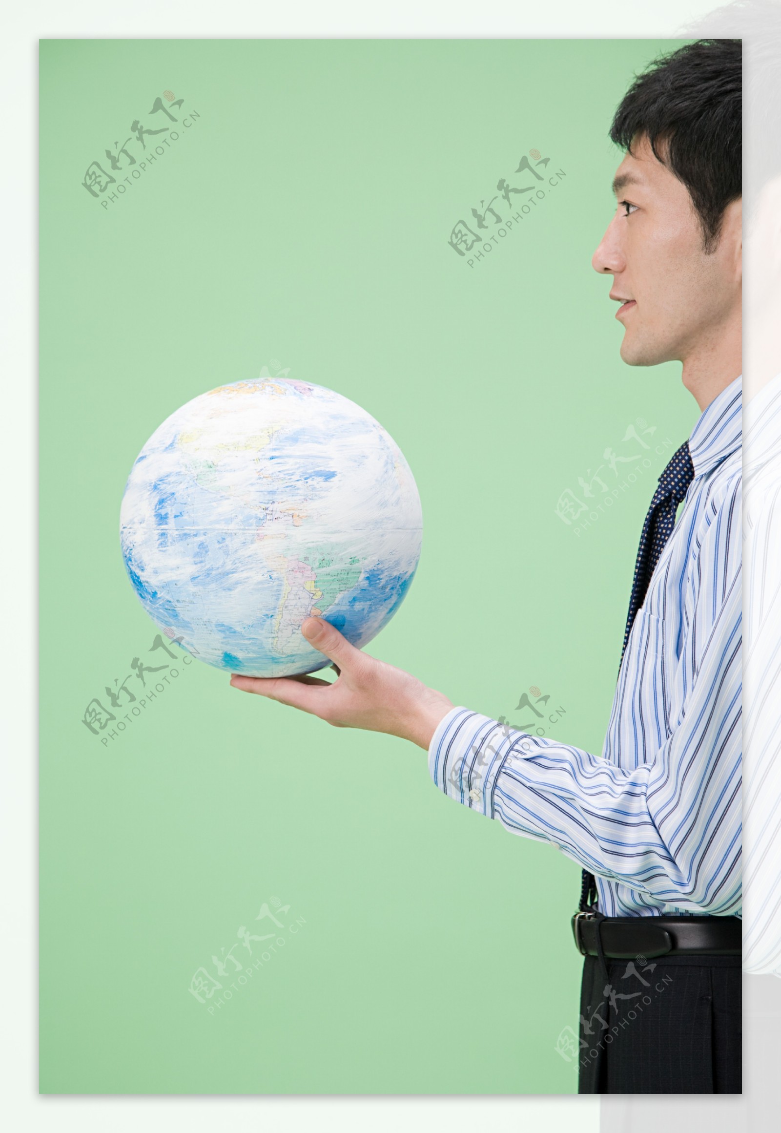 手拿地球仪的办公男士图片