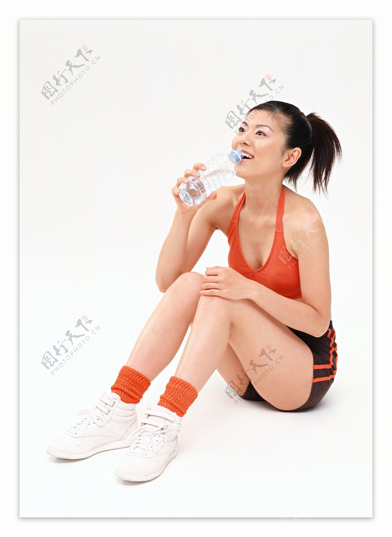 喝水的健身女性图片