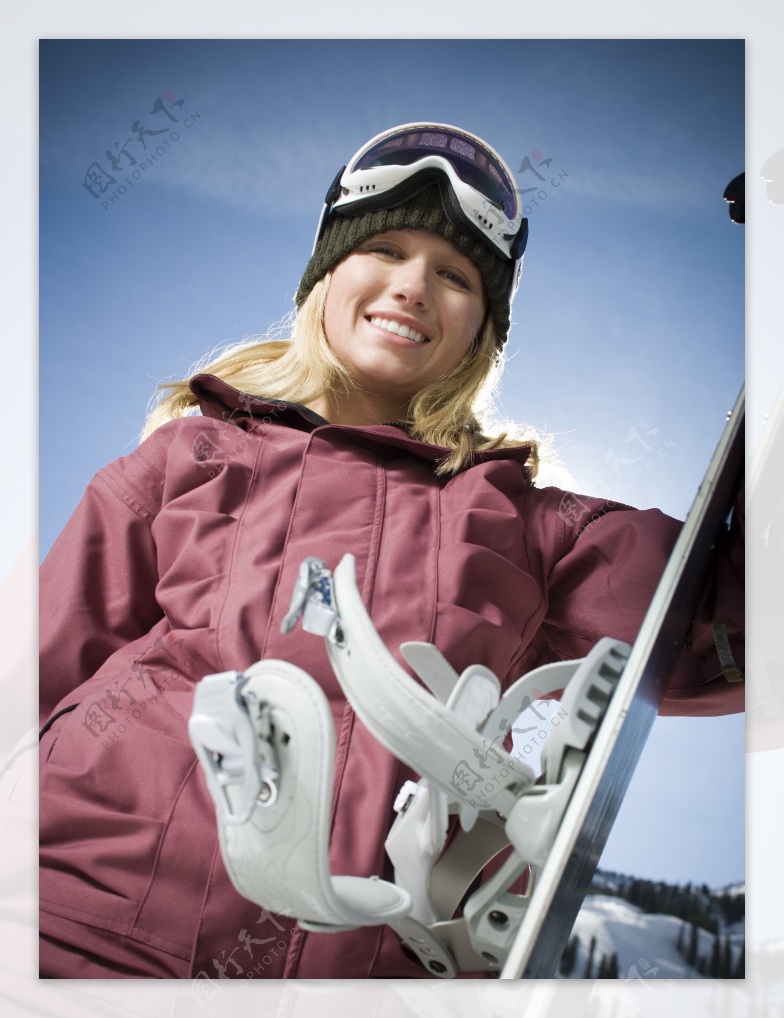手拄滑雪工具的女人图片