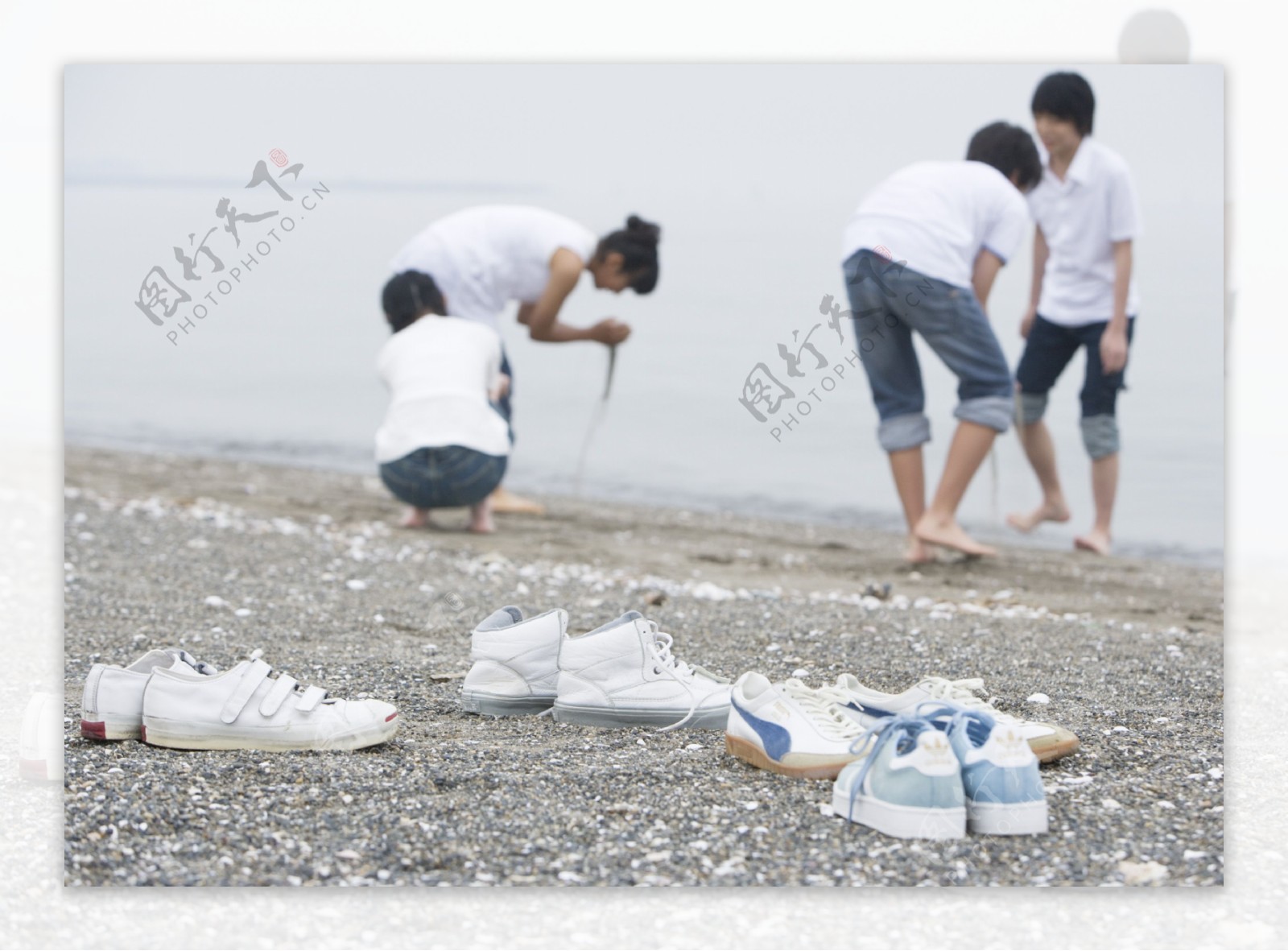 沙滩上玩耍的男生女生图片