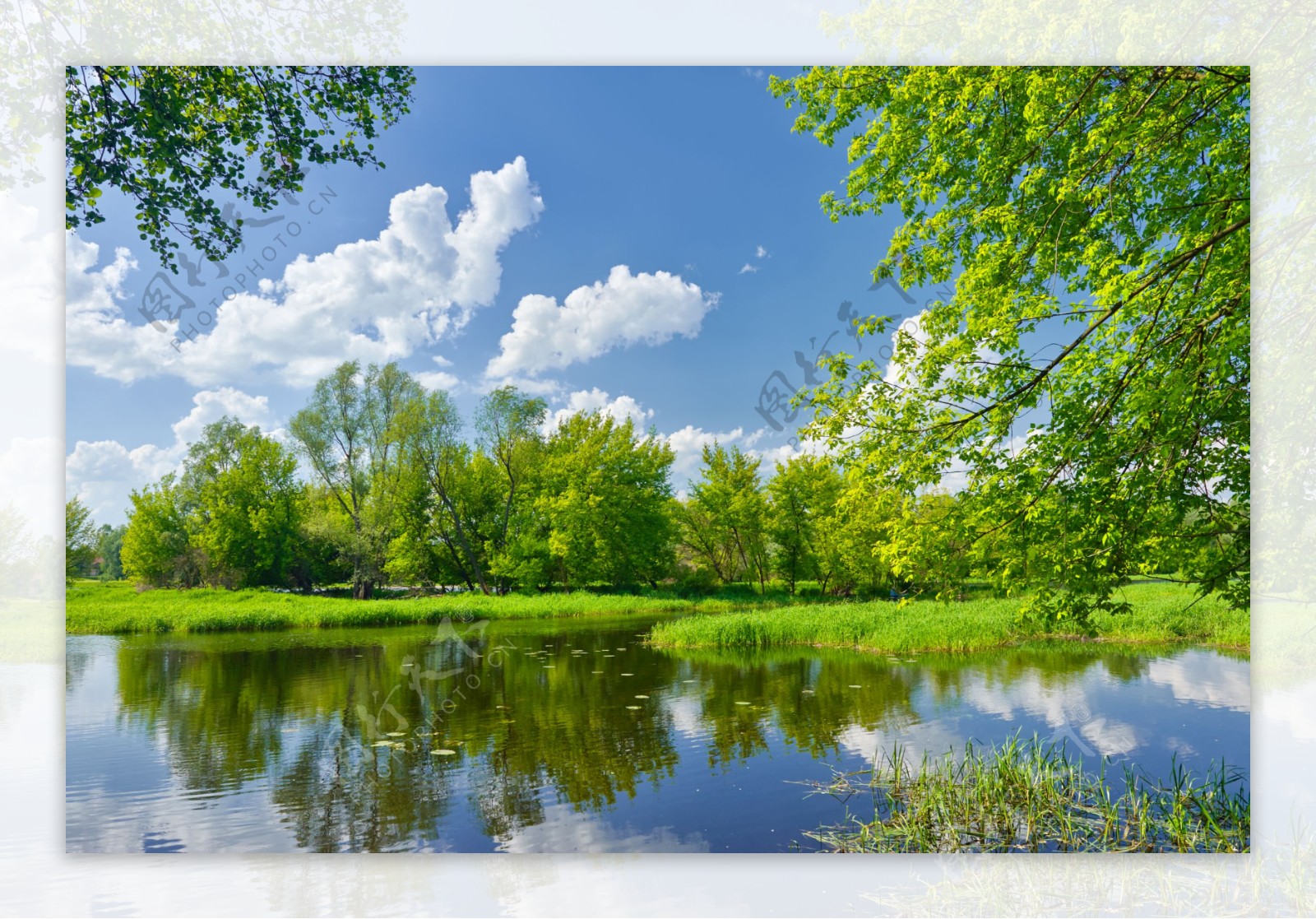 蓝天白云与湖泊风景图片