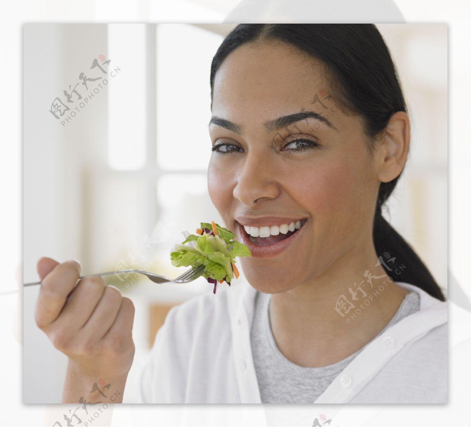 正在吃蔬菜的女人图片
