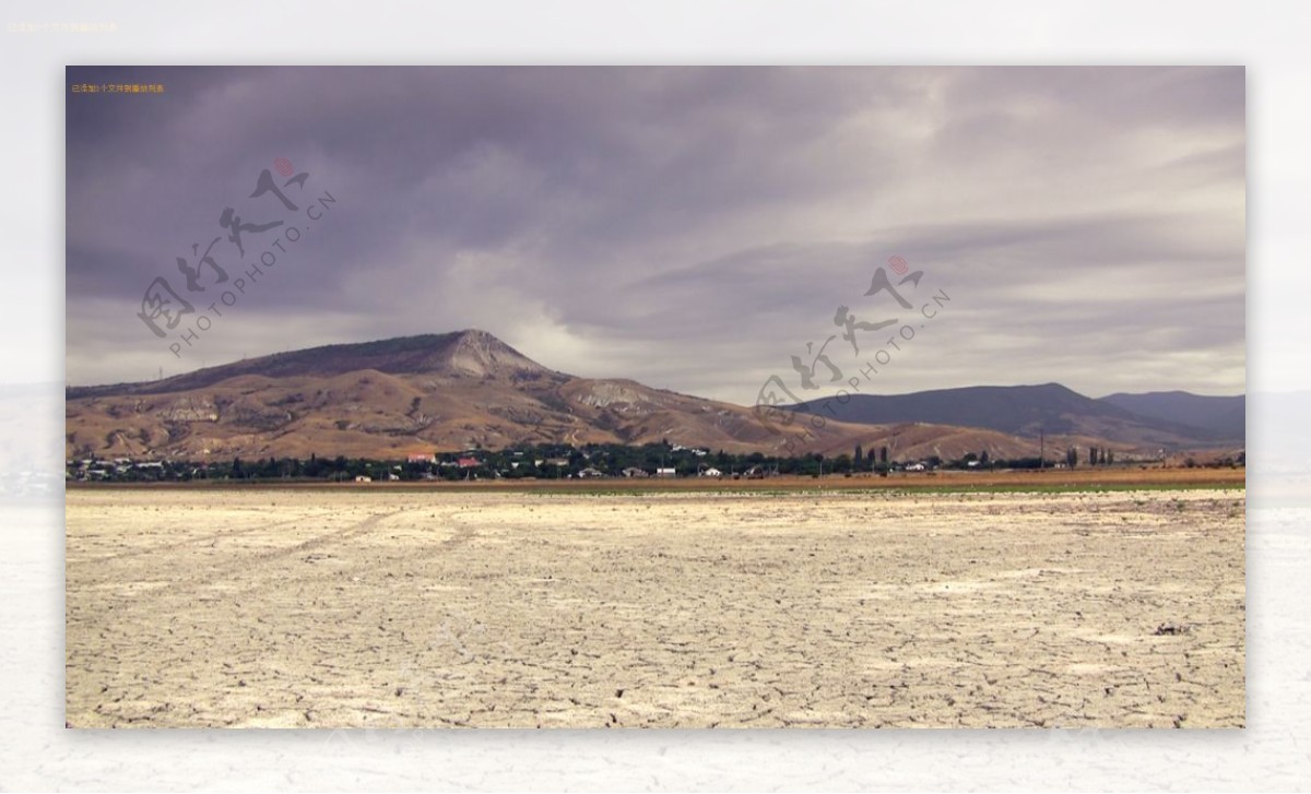 自然中的宽阔沙漠山群白云飘飘的景区视频素材
