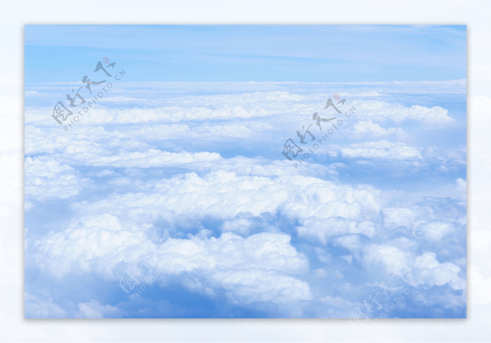 云朵上的蓝天图片