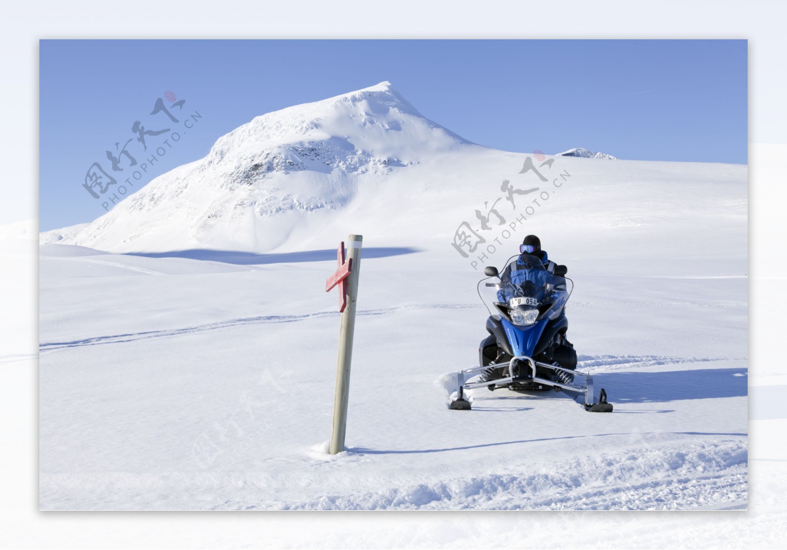 雪地上的摩托雪橇图片