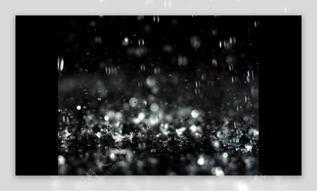 下雨雨滴落地特写标清实拍视频素材2