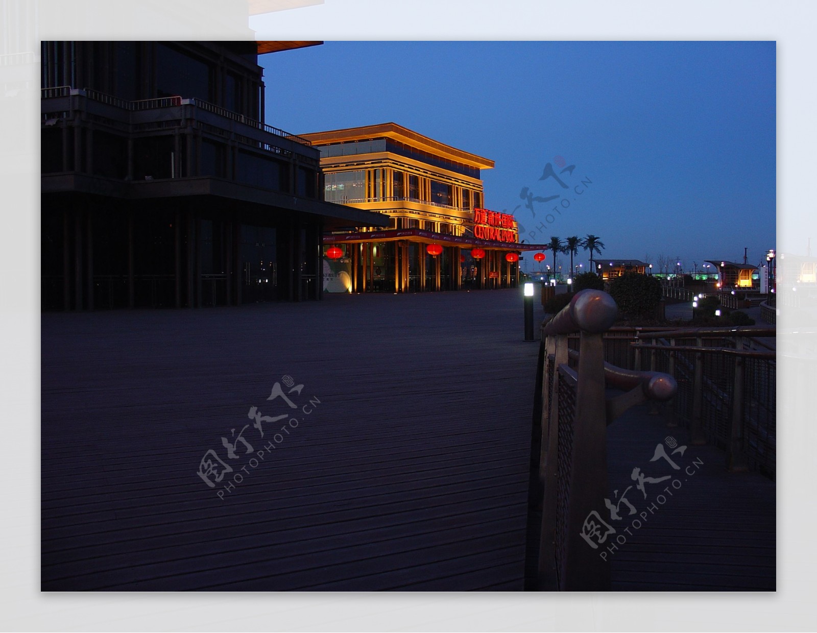 金域蓝湾售楼处夜景图片