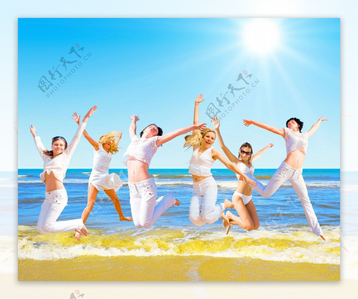 沙滩上跳跃的人物图片