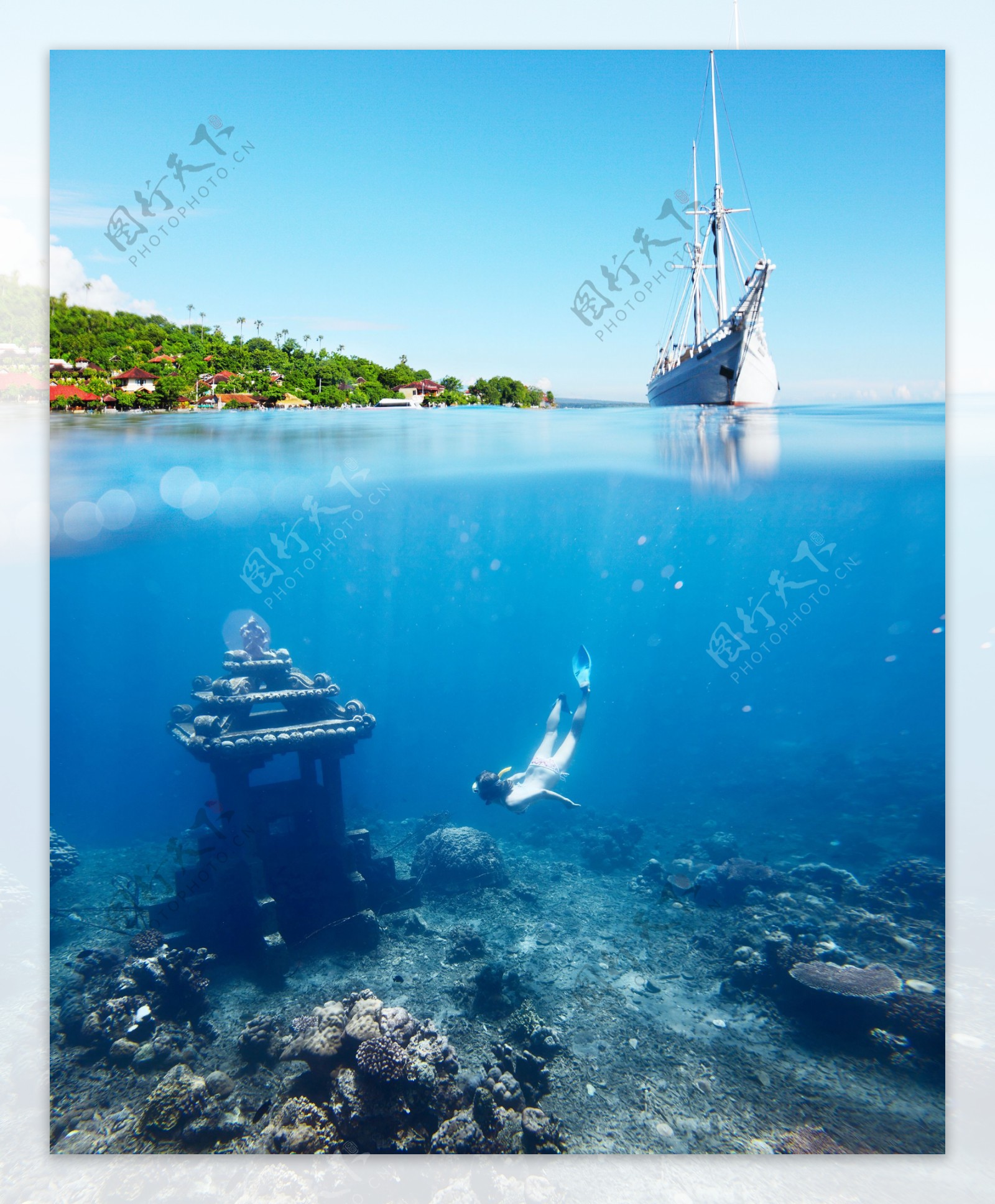 海面的船和潜水员图片