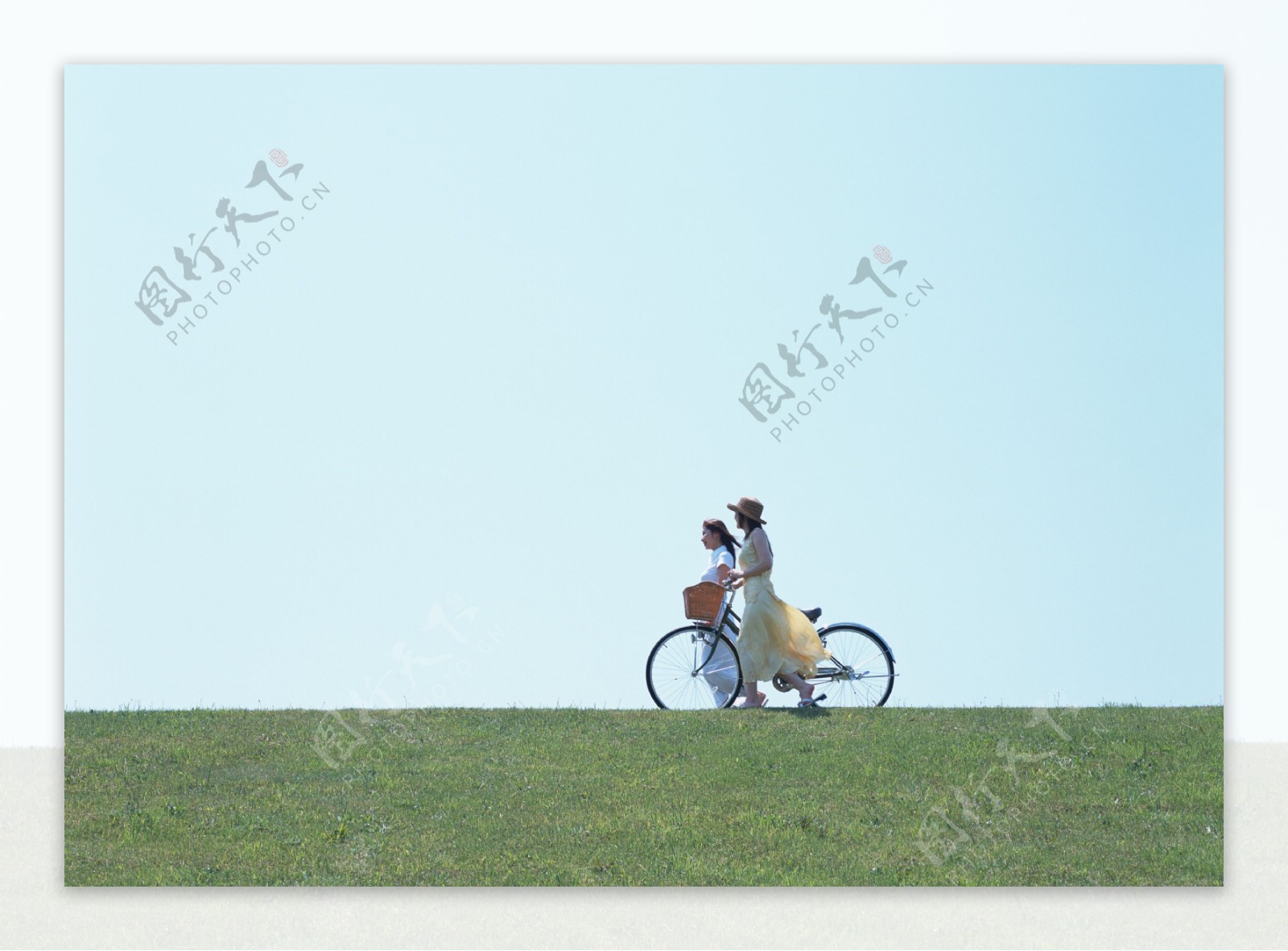 推着自行车的两个美女图片