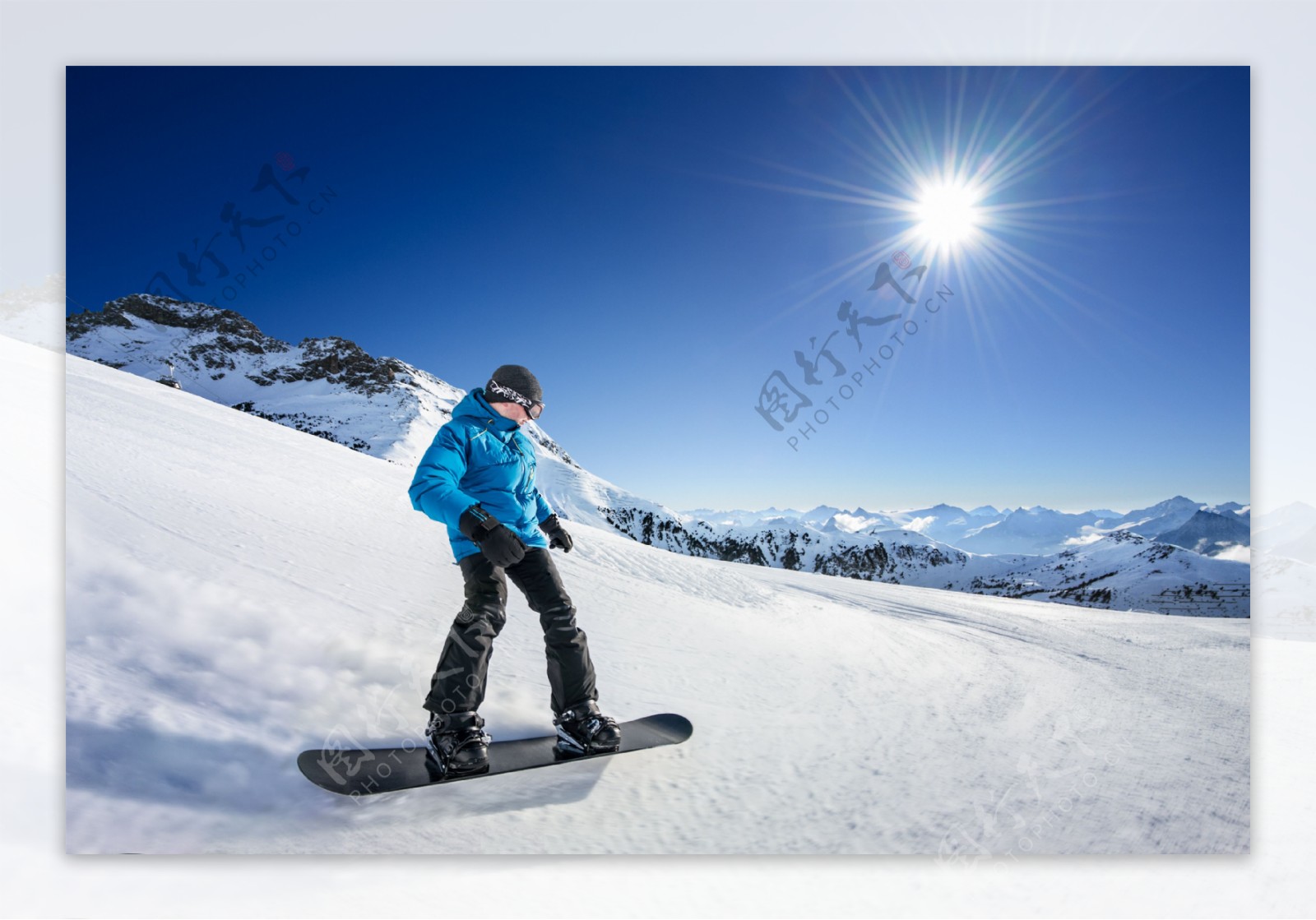 向下看的滑雪人物图片