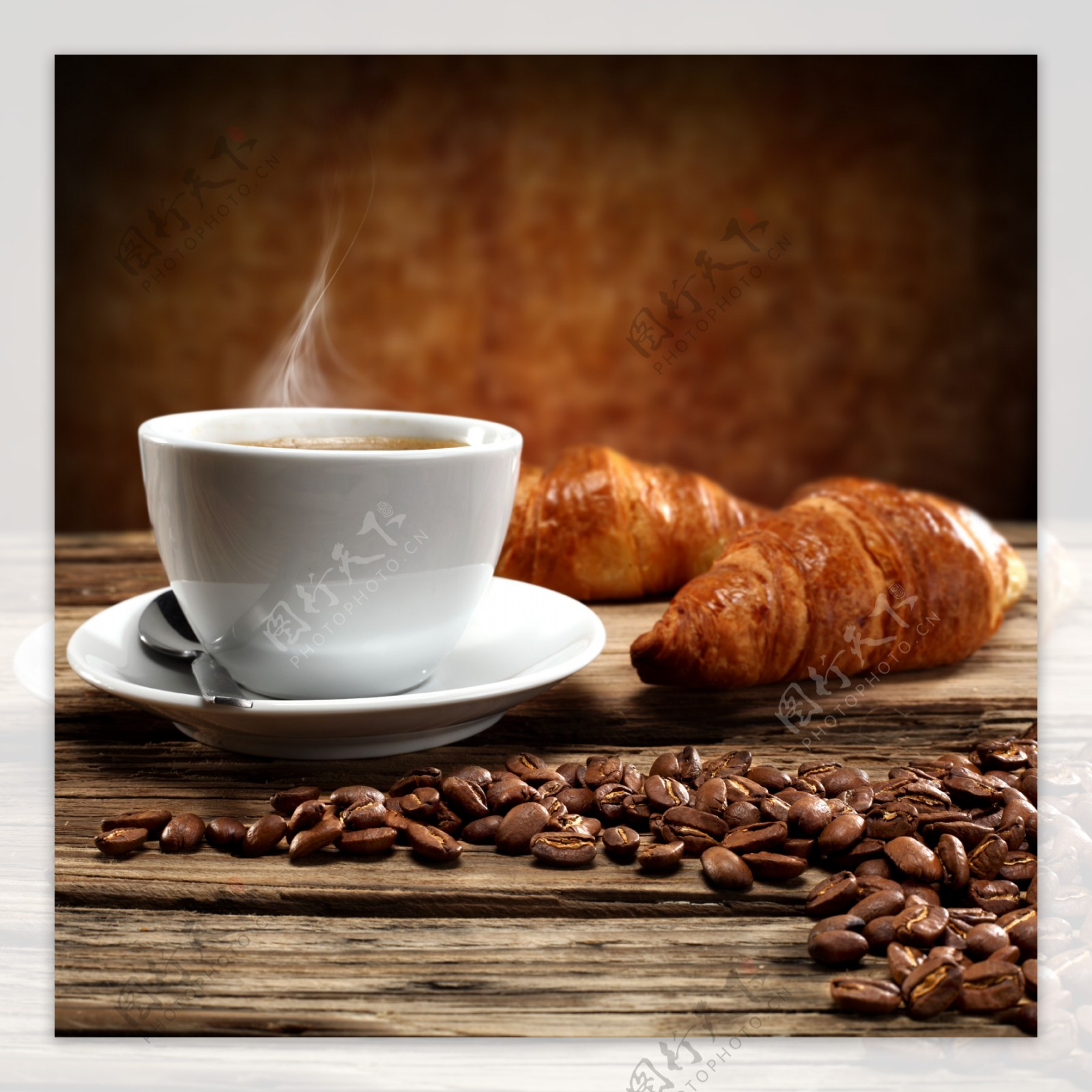 咖啡咖啡豆和面包图片