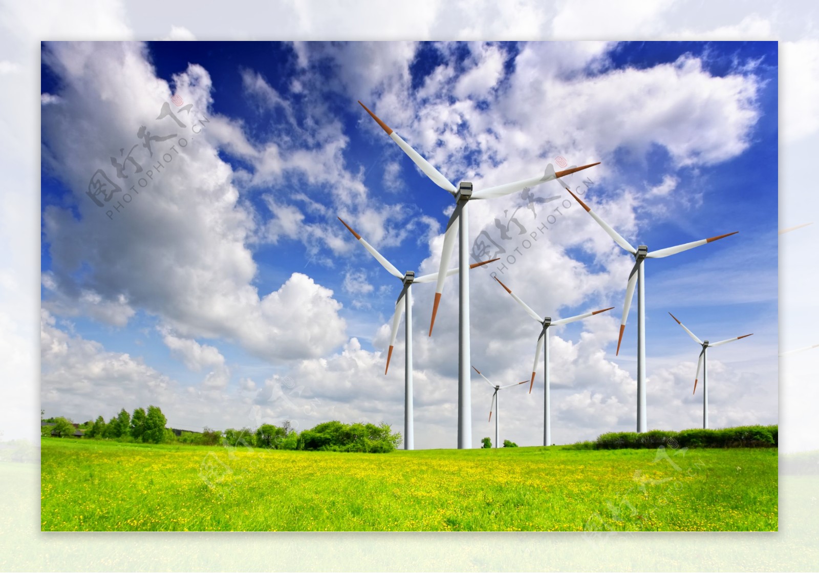 草地上的风力发电机图片