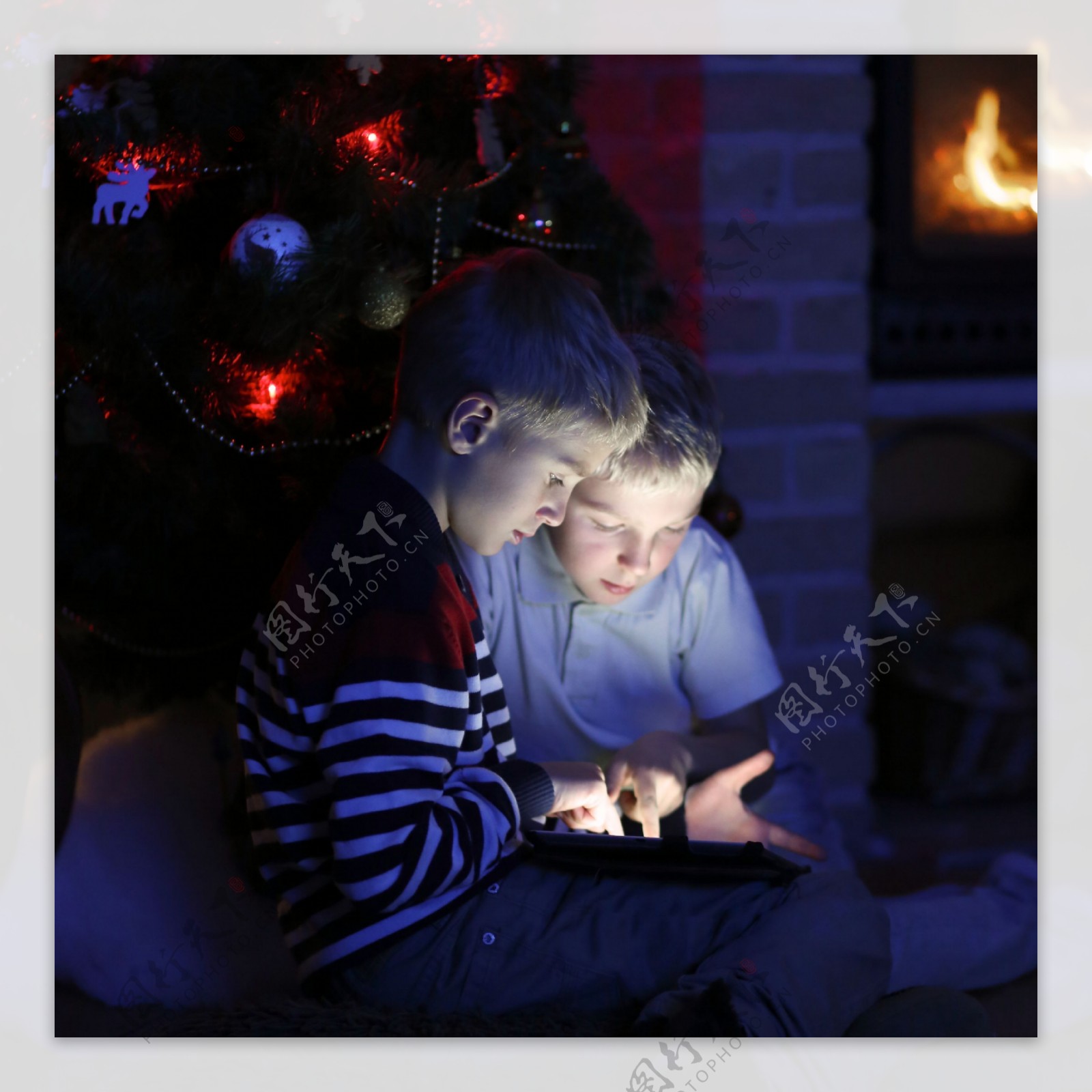 圣诞节开心玩电脑的儿童图片