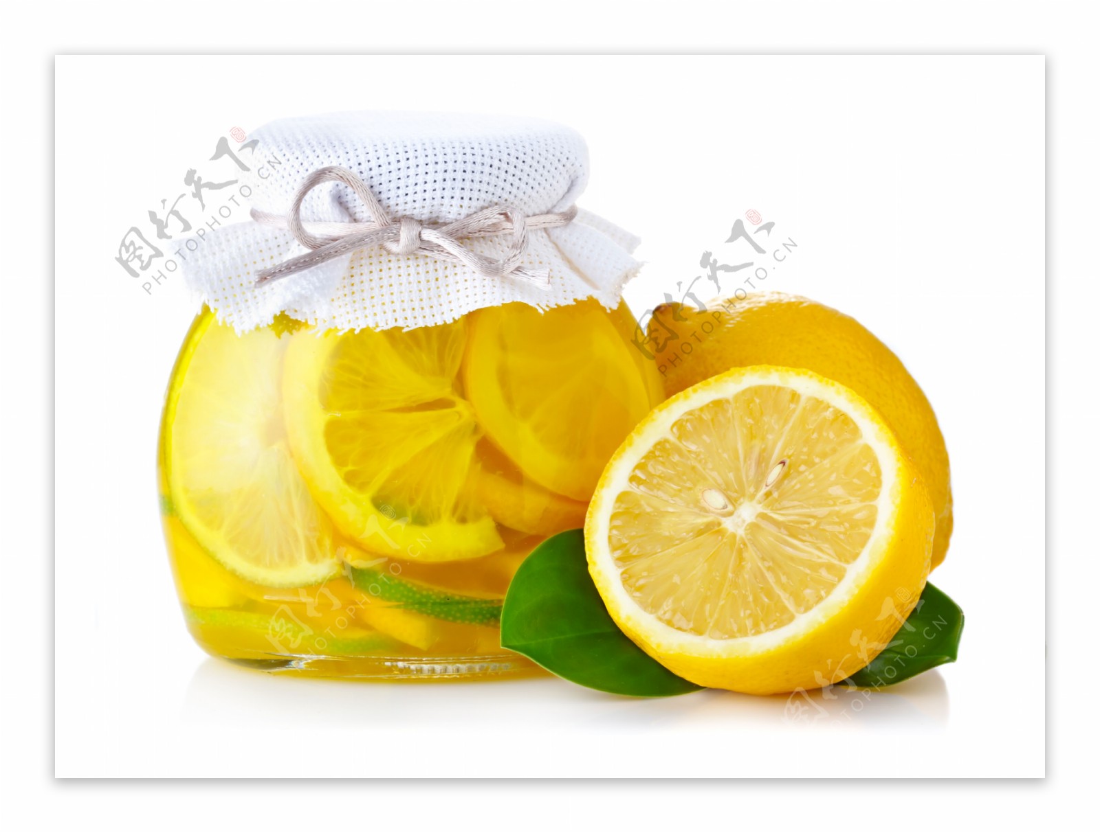 新鲜柠檬和玻璃罐里的柠檬片图片
