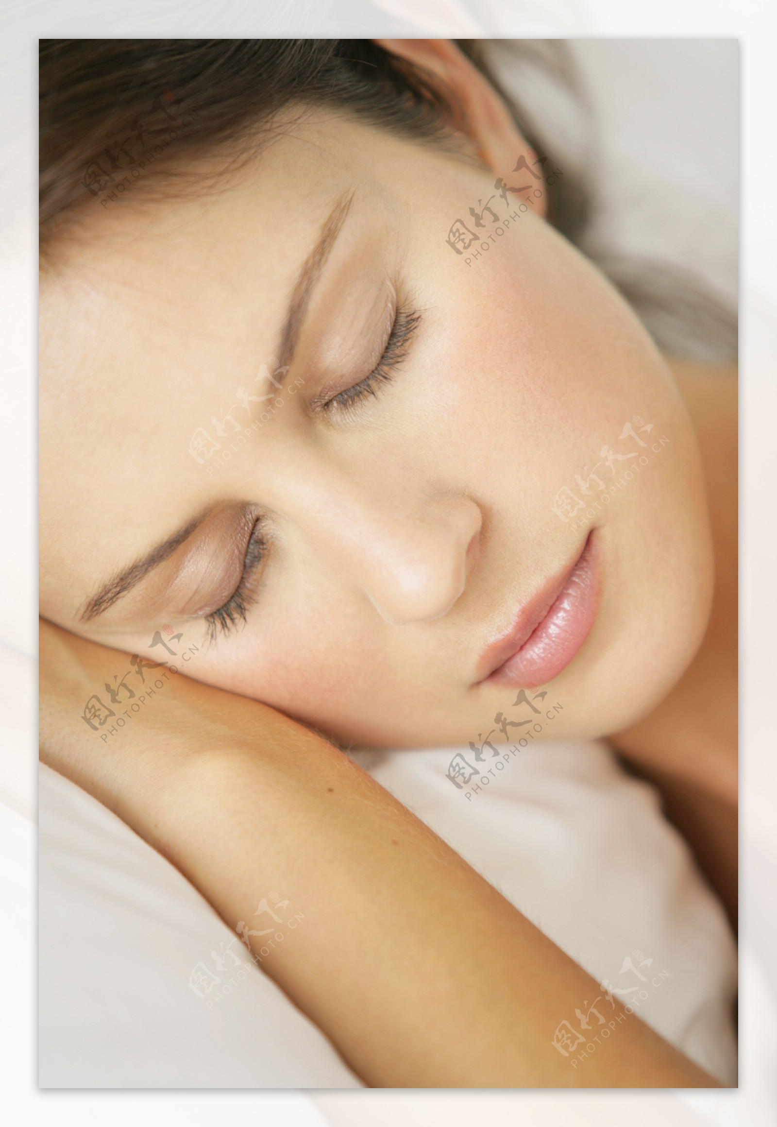 床上躺着睡觉的女人图片