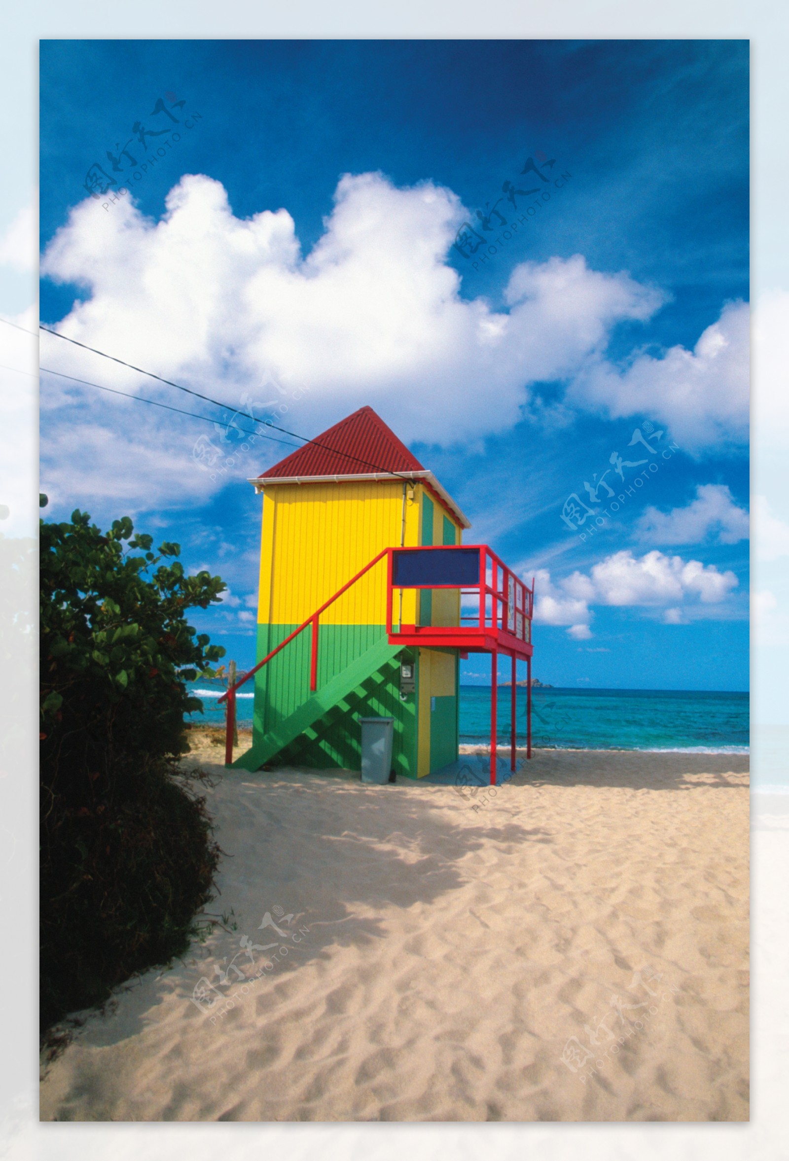 沙滩上的小房子图片