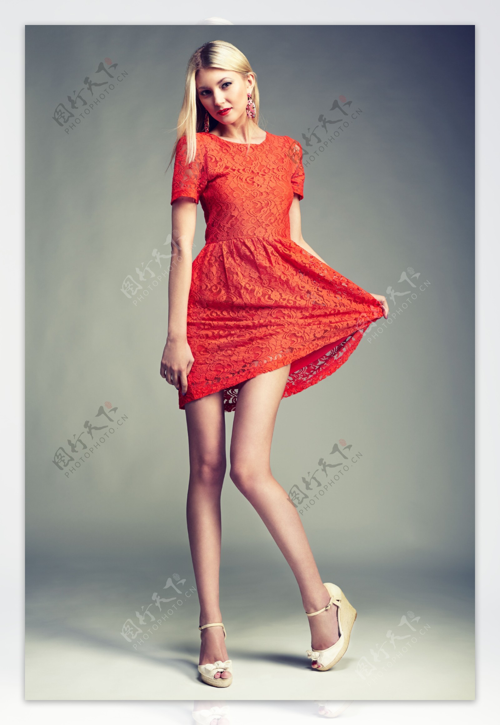 时尚红裙美女图片