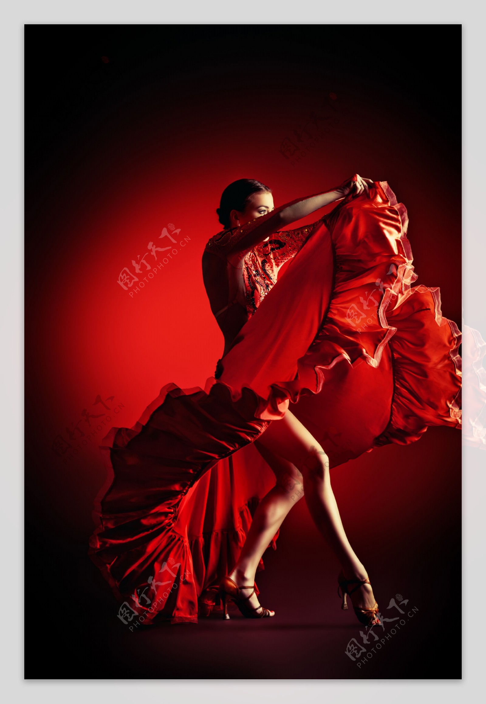 穿红色舞蹈裙跳舞的美女图片