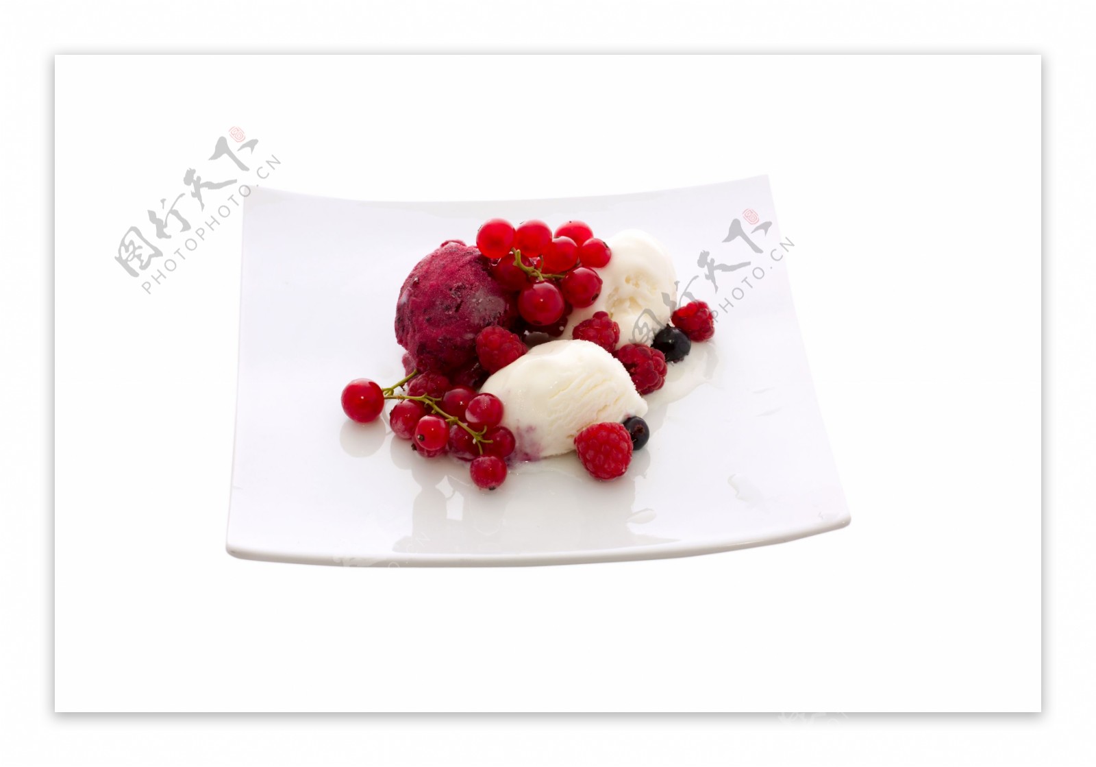 水果搭配的奶油冰激凌图片