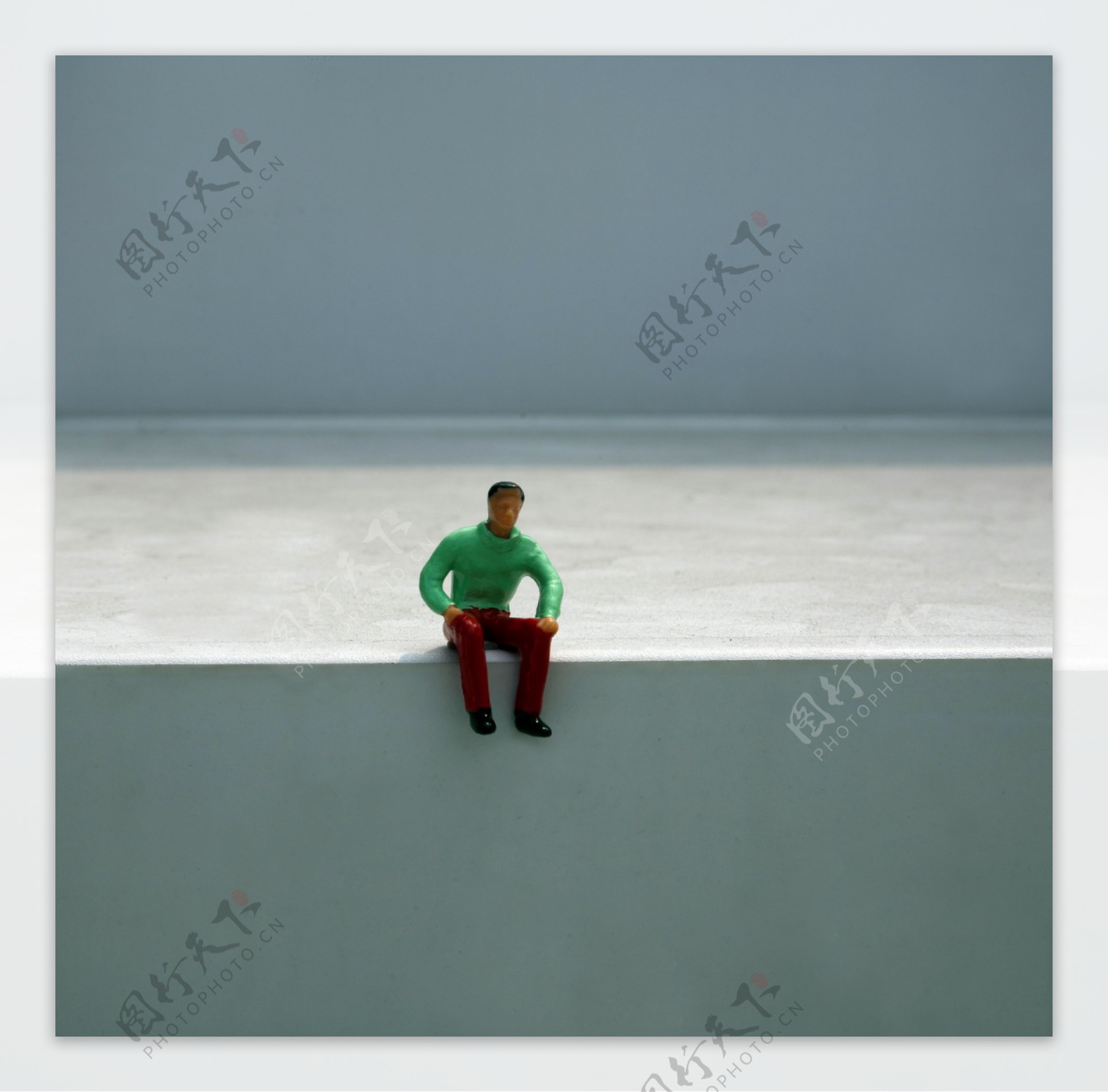 独自坐着的男人图片