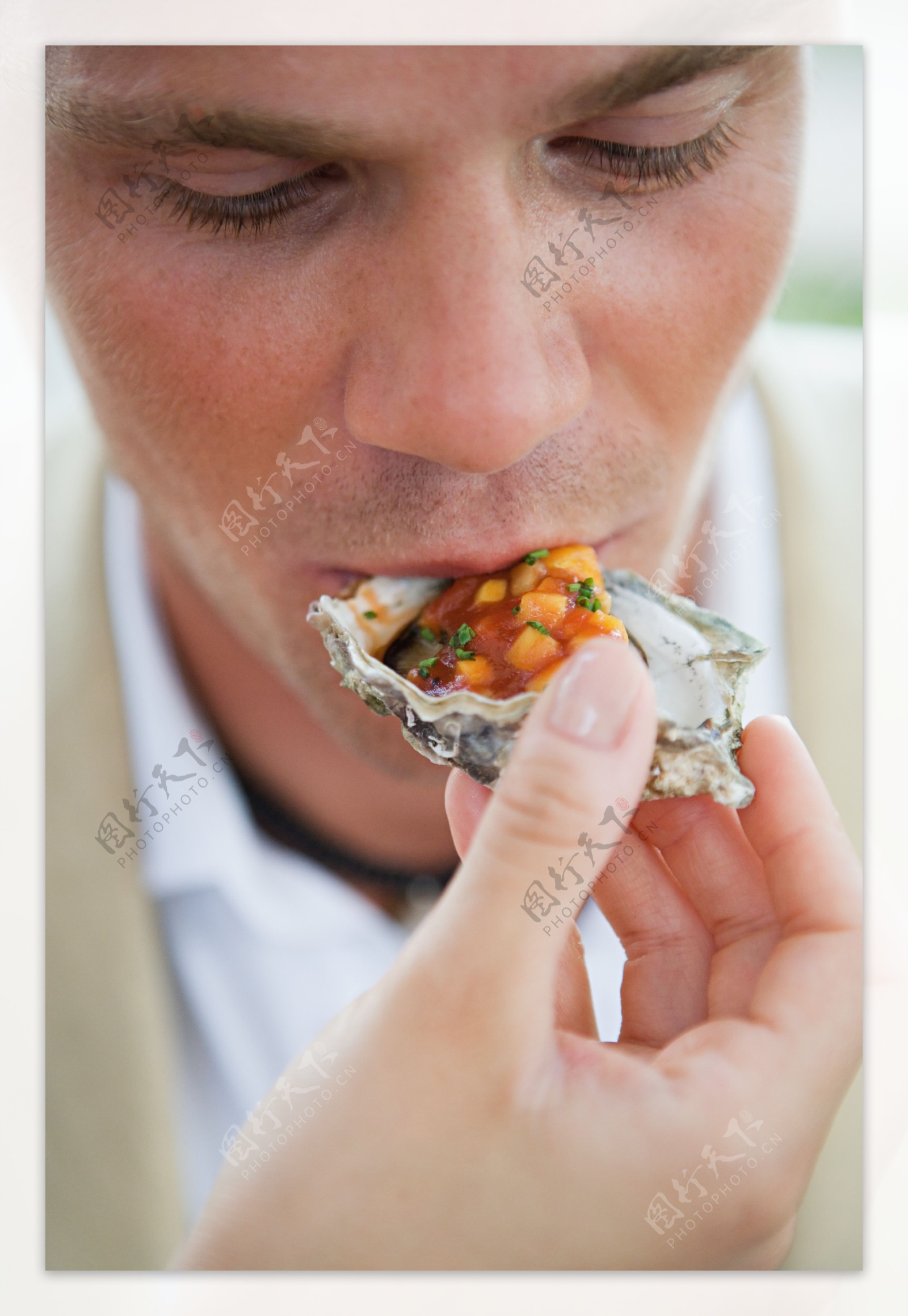 吃海鲜的男人图片