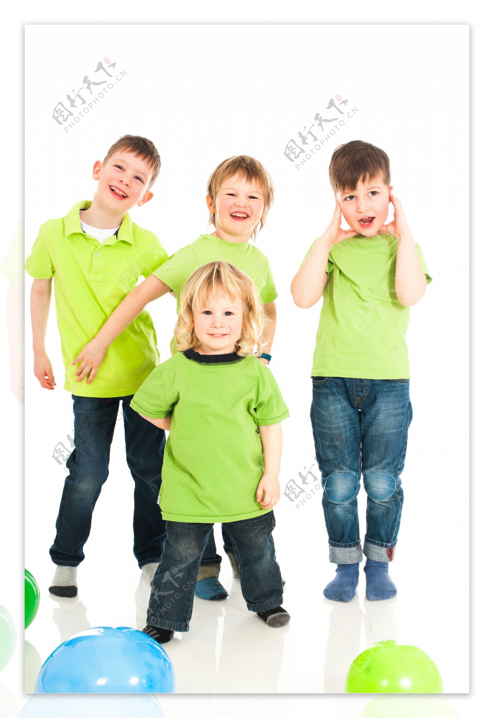 穿绿色衣服的儿童图片
