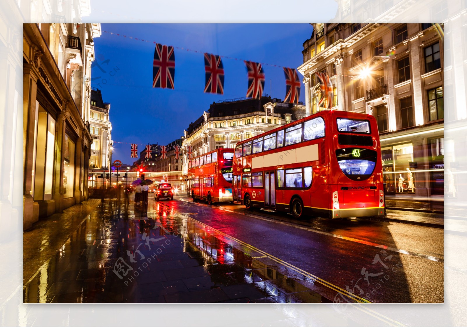 英国城市道路上的红色公交车图片图片