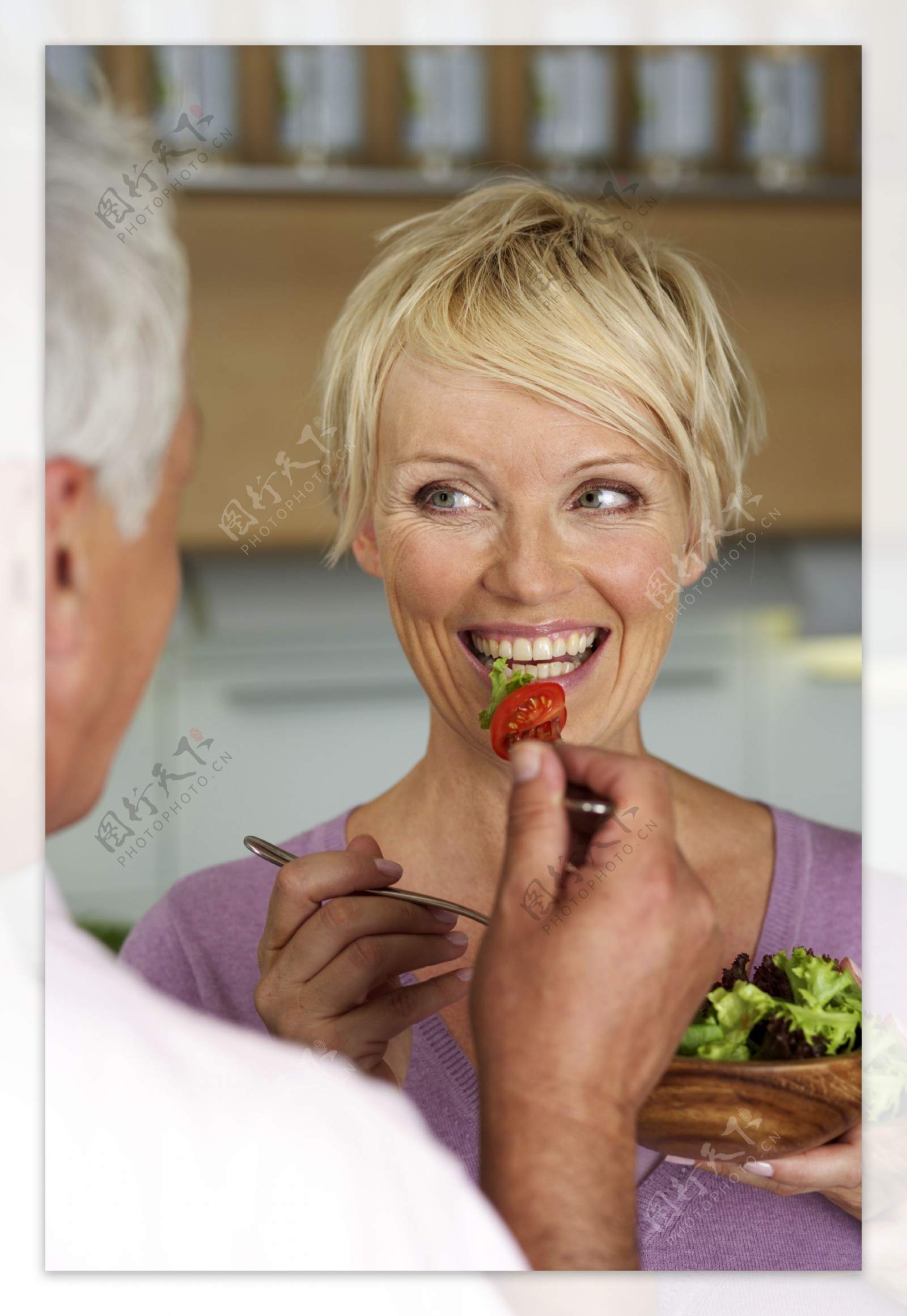 在吃蔬菜沙拉的女人图片