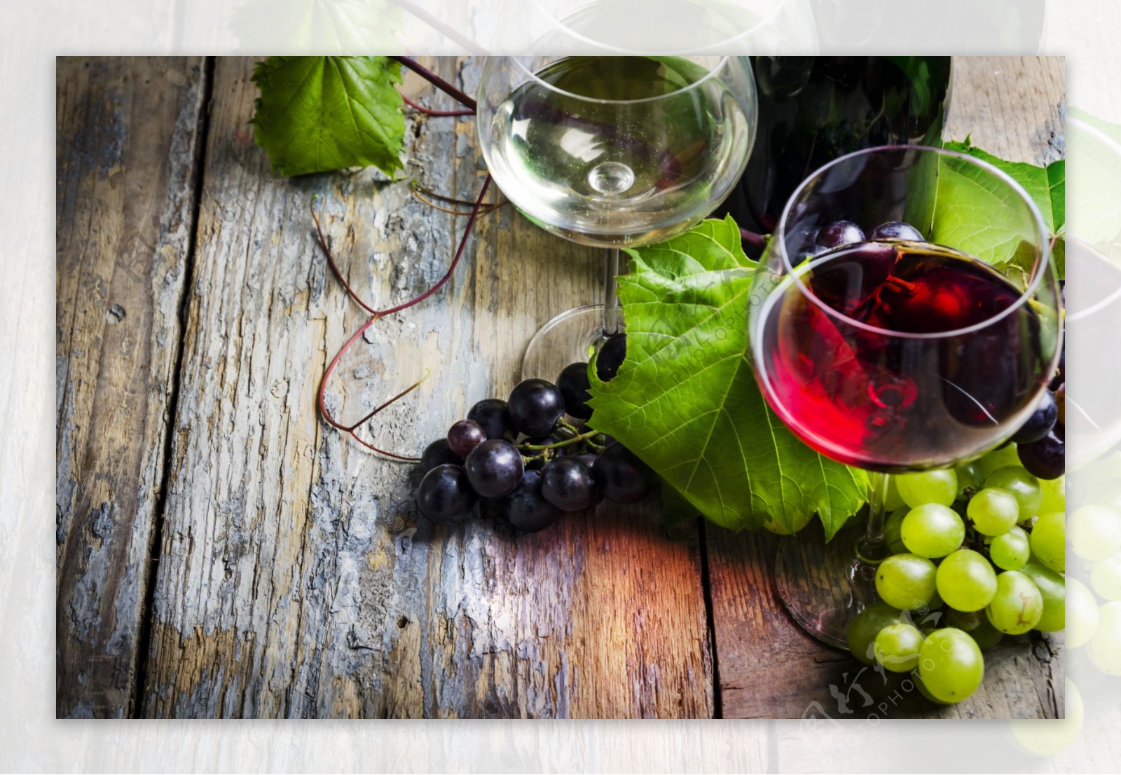 木板上的葡萄与葡萄酒图片