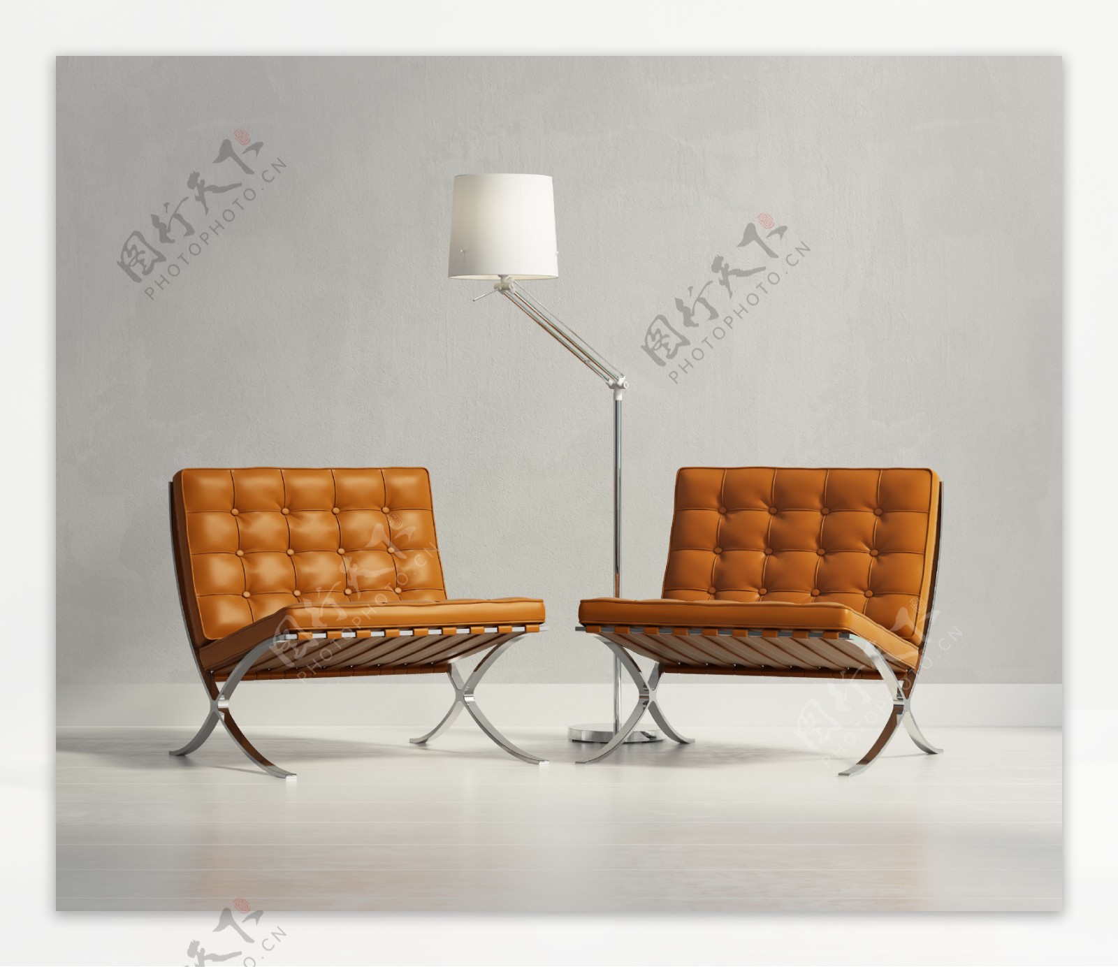两把棕色椅子和台灯