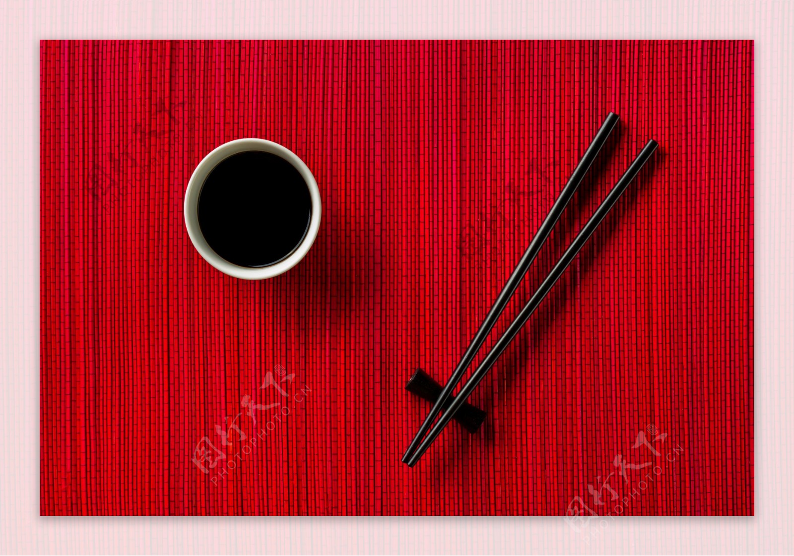 红色桌布上的筷子图片