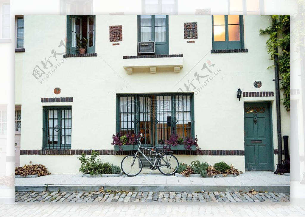 街道建筑人行道窗白植物门绿色公寓自行车自行车靠在