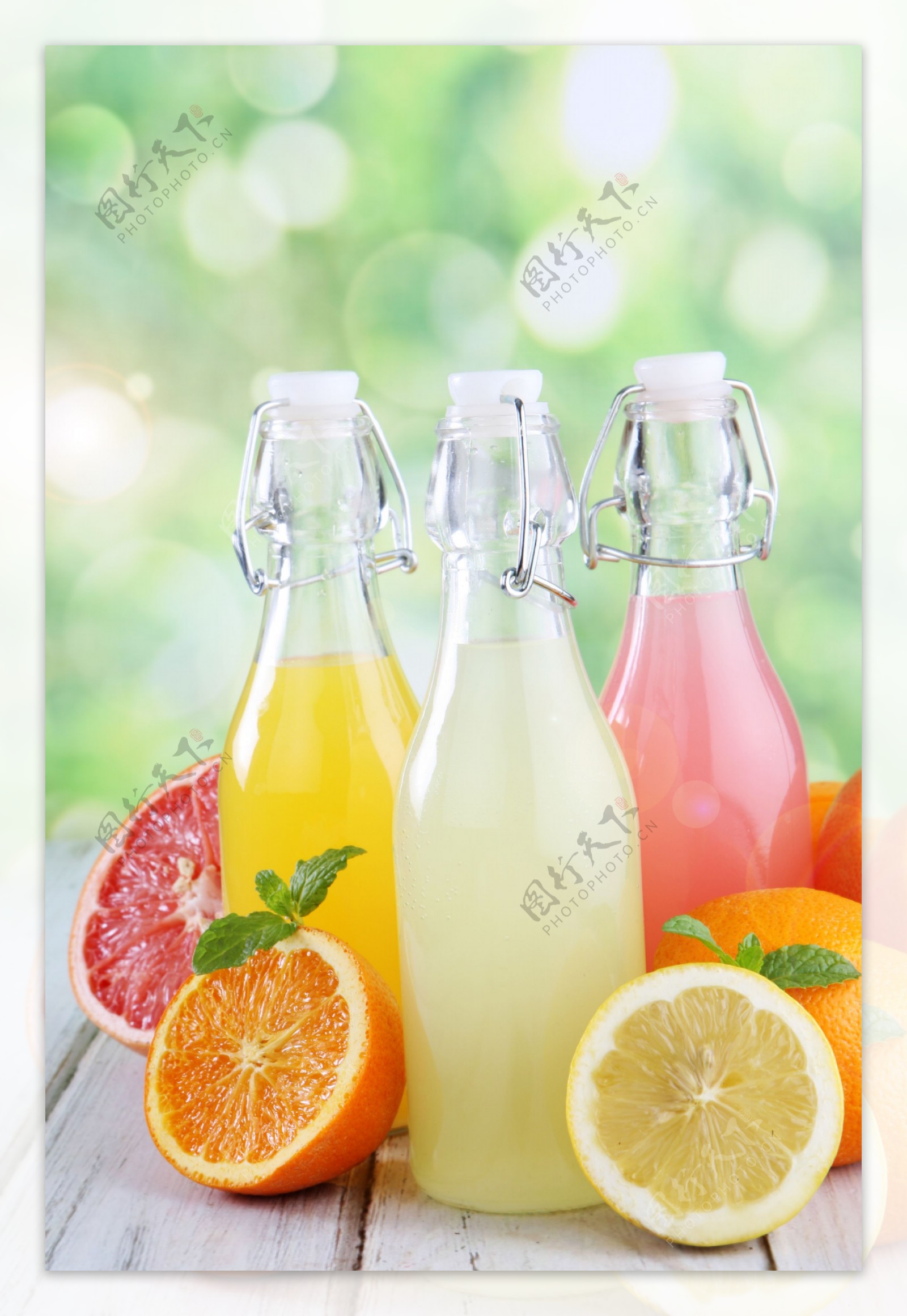 瓶装果汁与柠檬图片