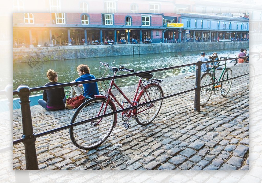 城市人水人行道运河河年轻自行车自行车布里斯托尔buldings