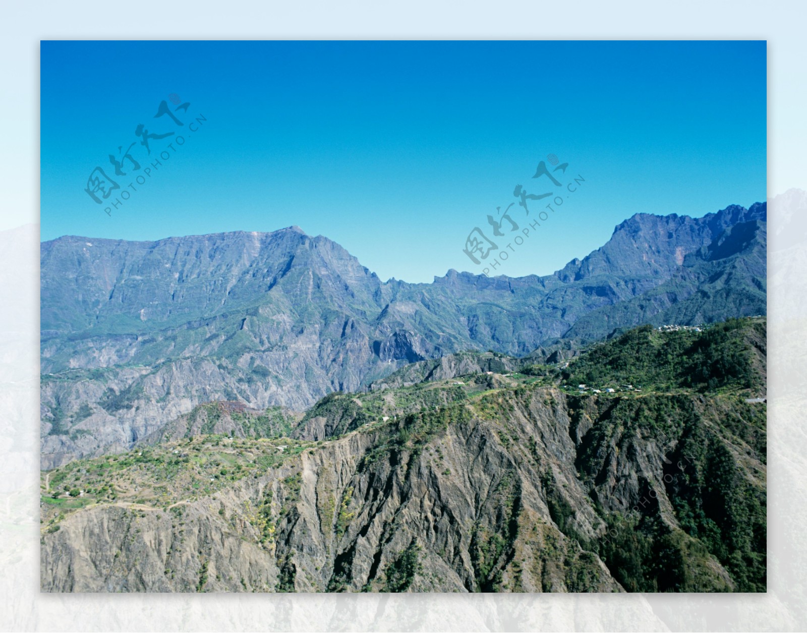 蓝天下的山峰美景图片