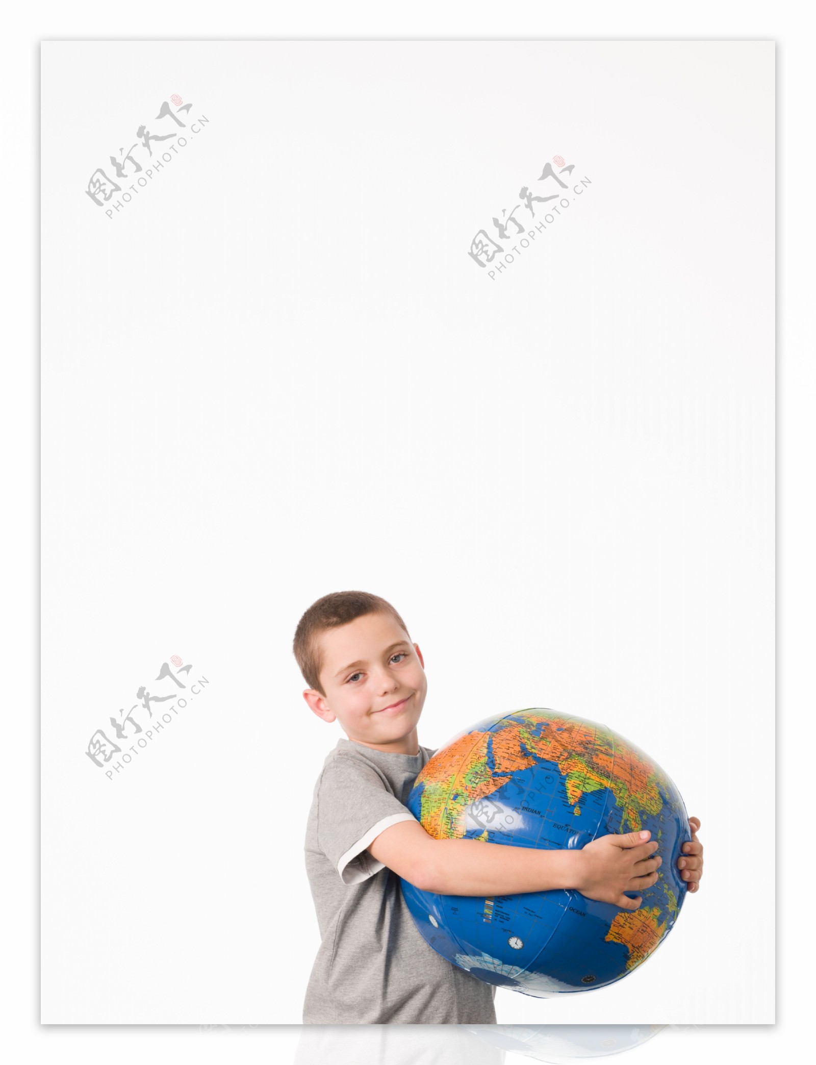 抱着地球仪的小男孩高清素材图片