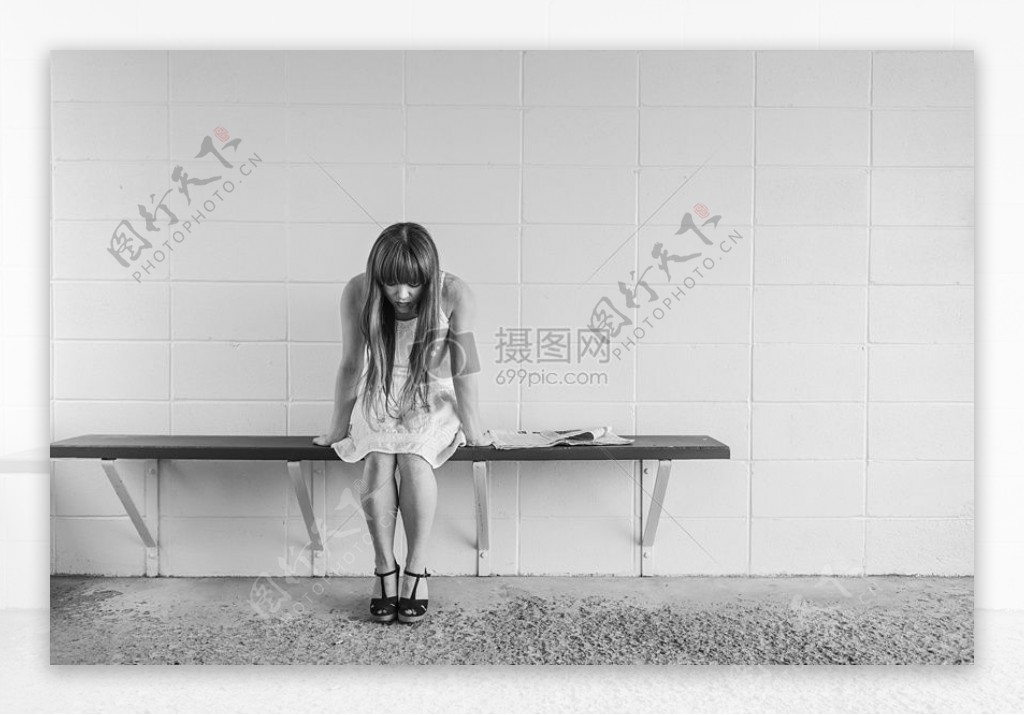 黑与白女子女孩坐礼服瓷砖等待郁闷抑郁症