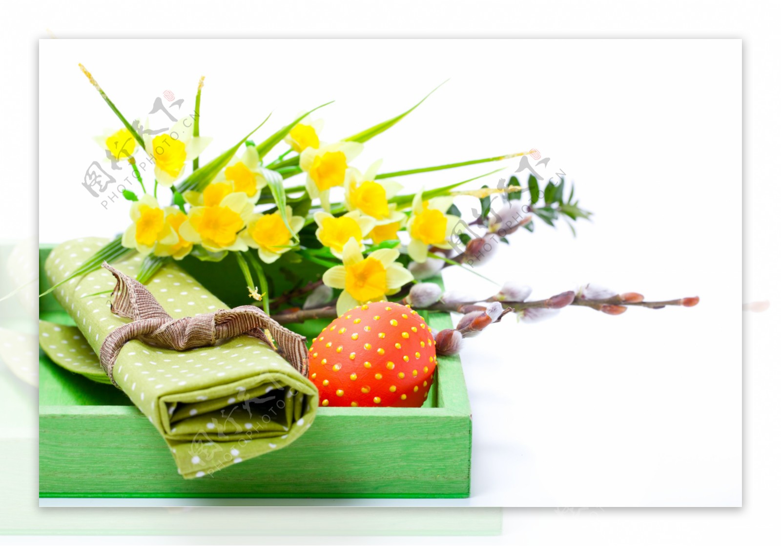 木盒里的鲜花和彩蛋图片