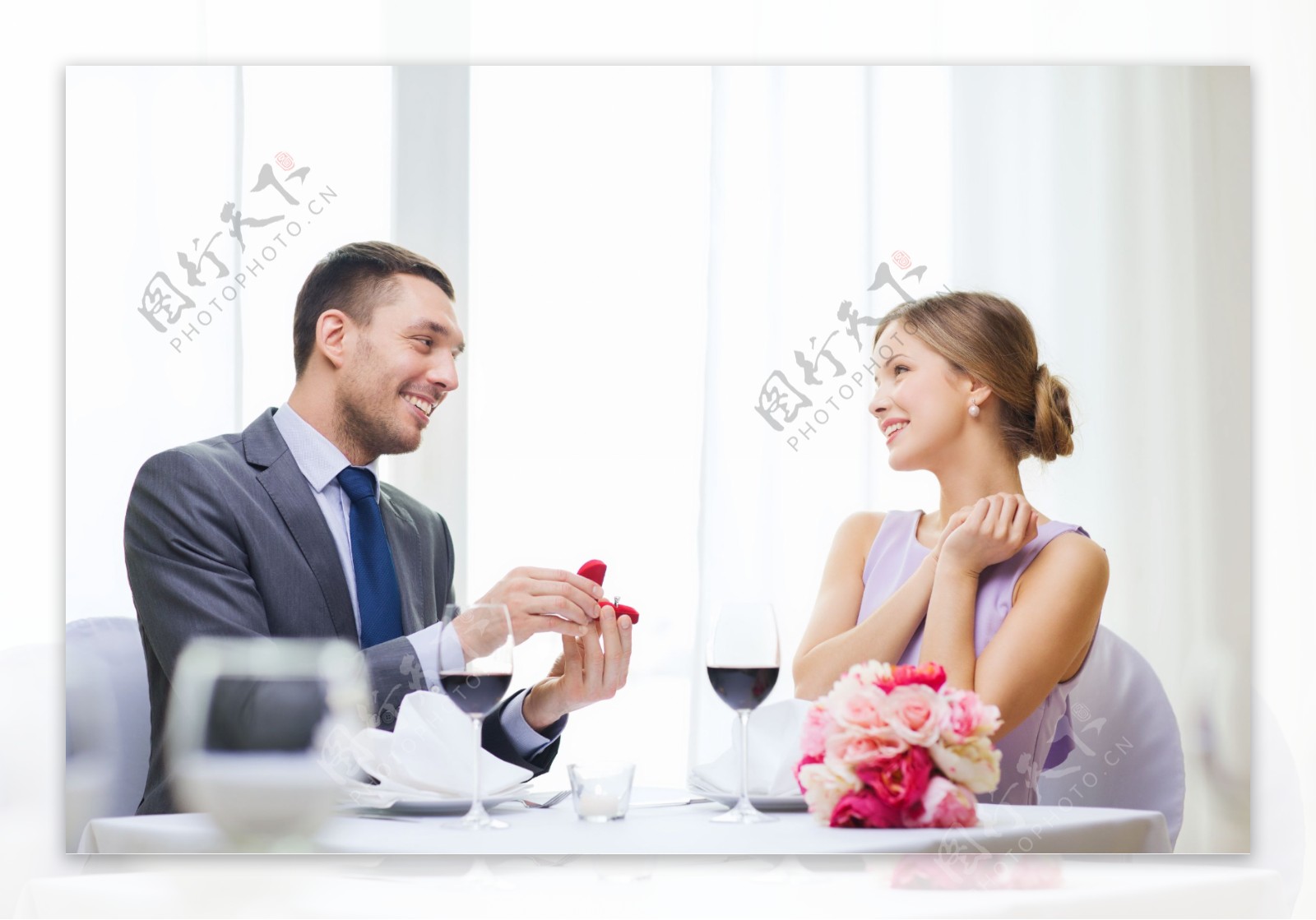 餐厅内向女友求婚的男子图片