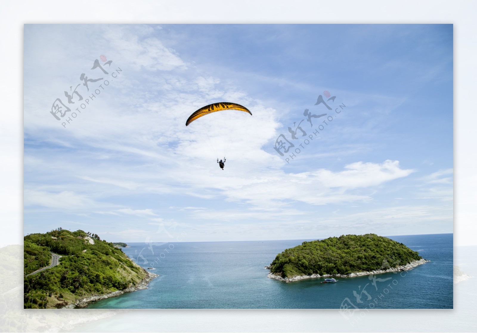 美丽小岛跳伞运动图片