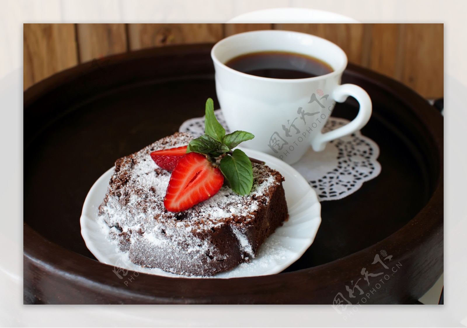 巧克力草莓蛋糕与香浓咖啡图片