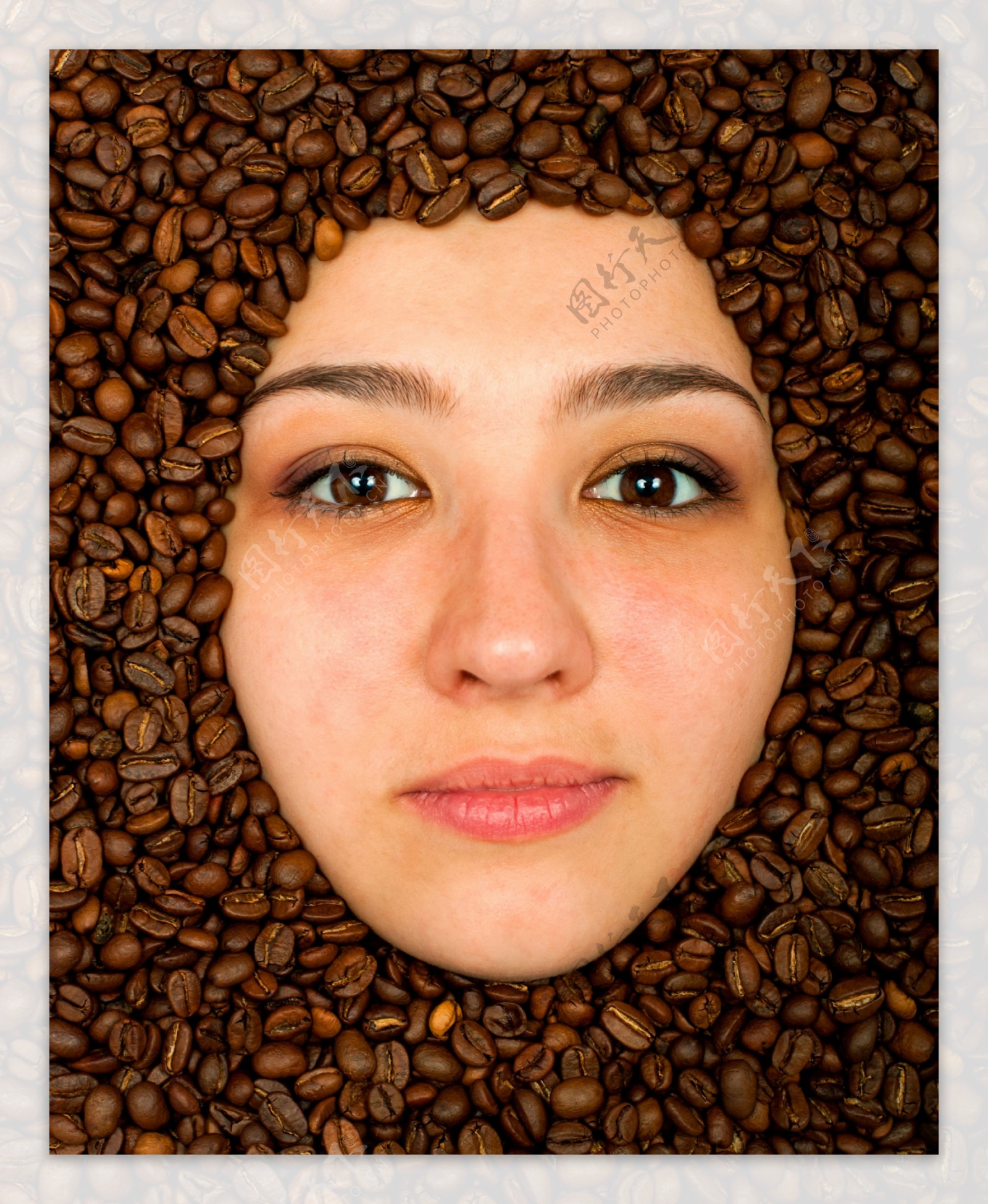 埋在咖啡豆里的女头像图片