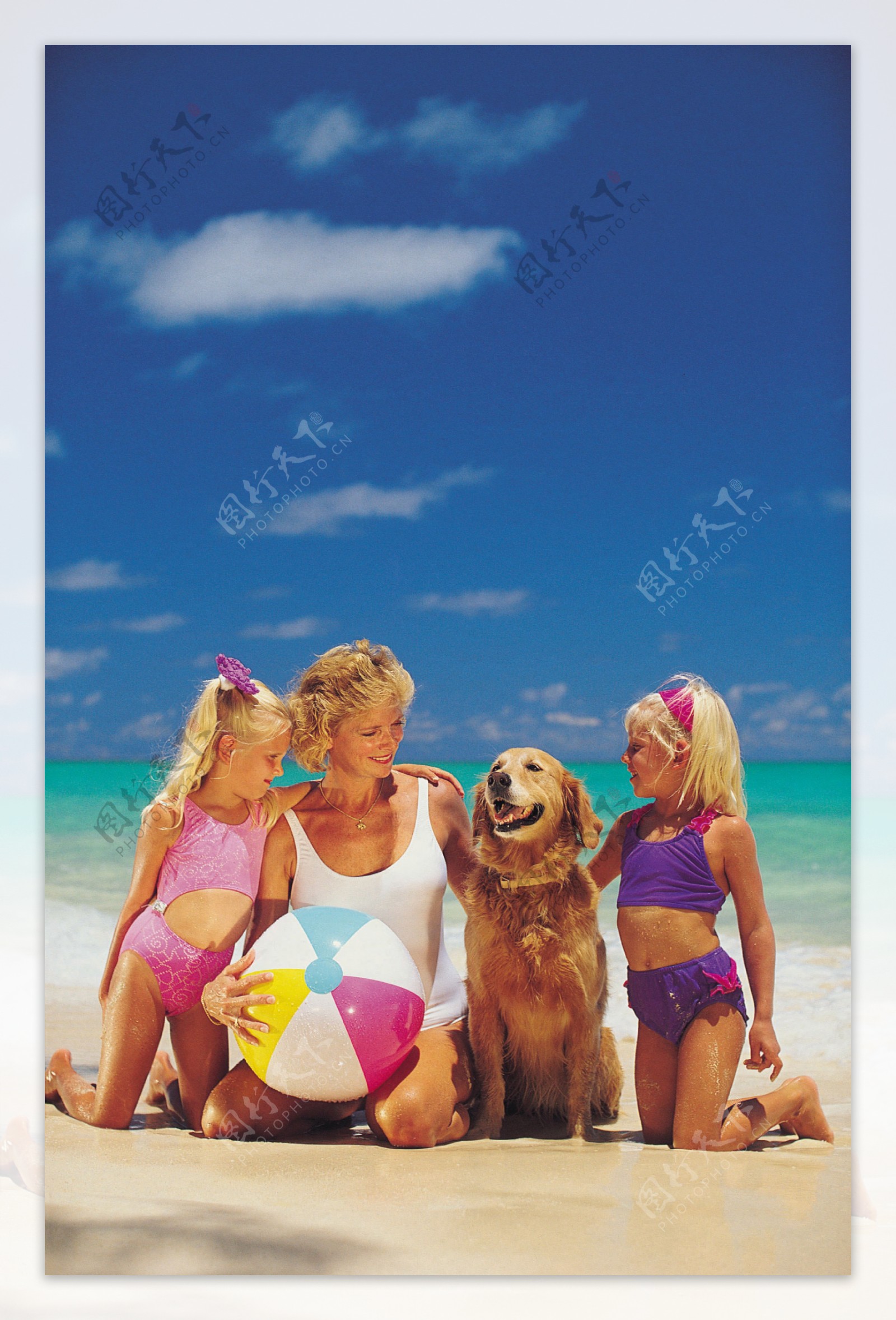 沙滩上的女人与狗图片