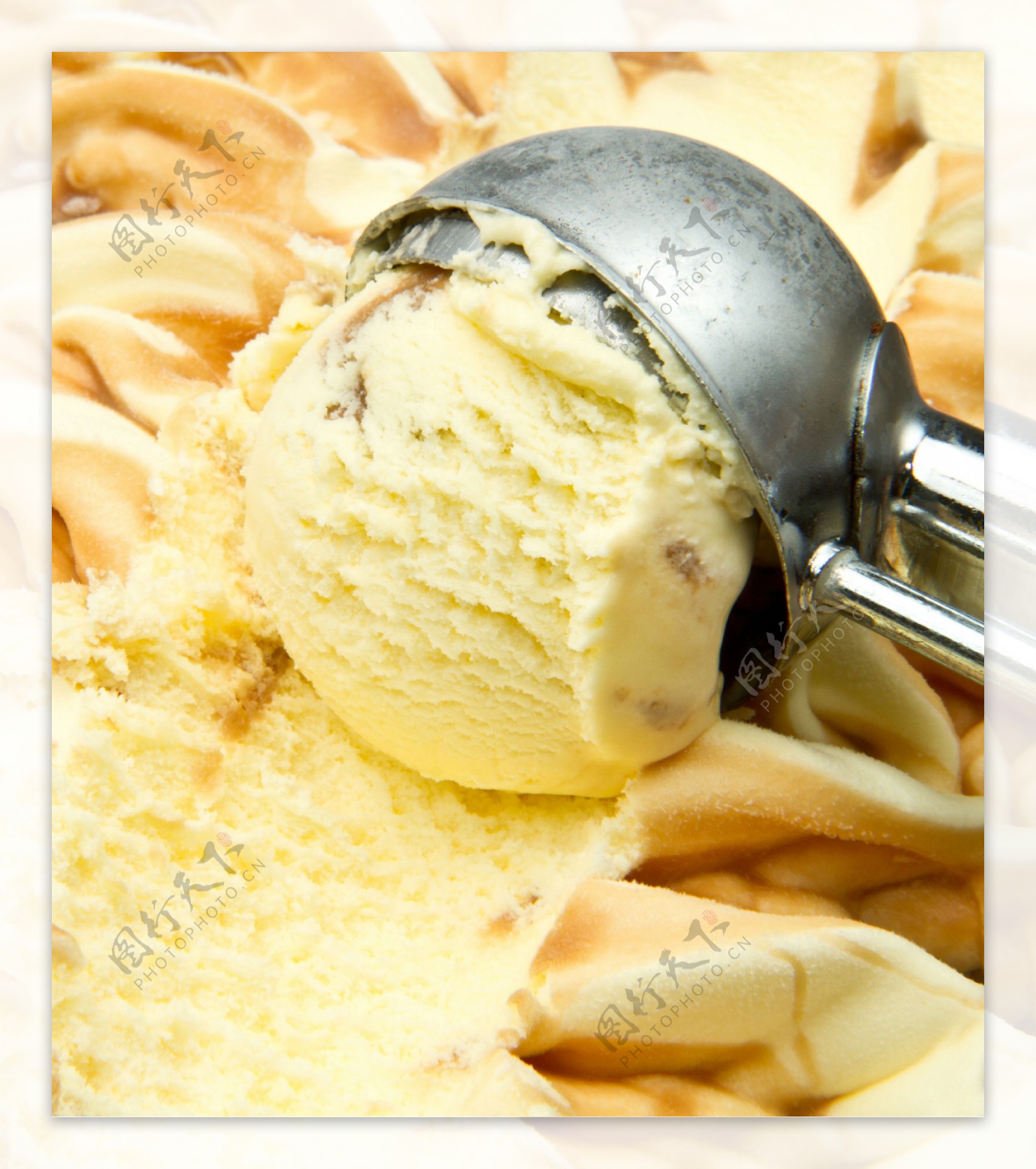 勺子里冰淇淋图片
