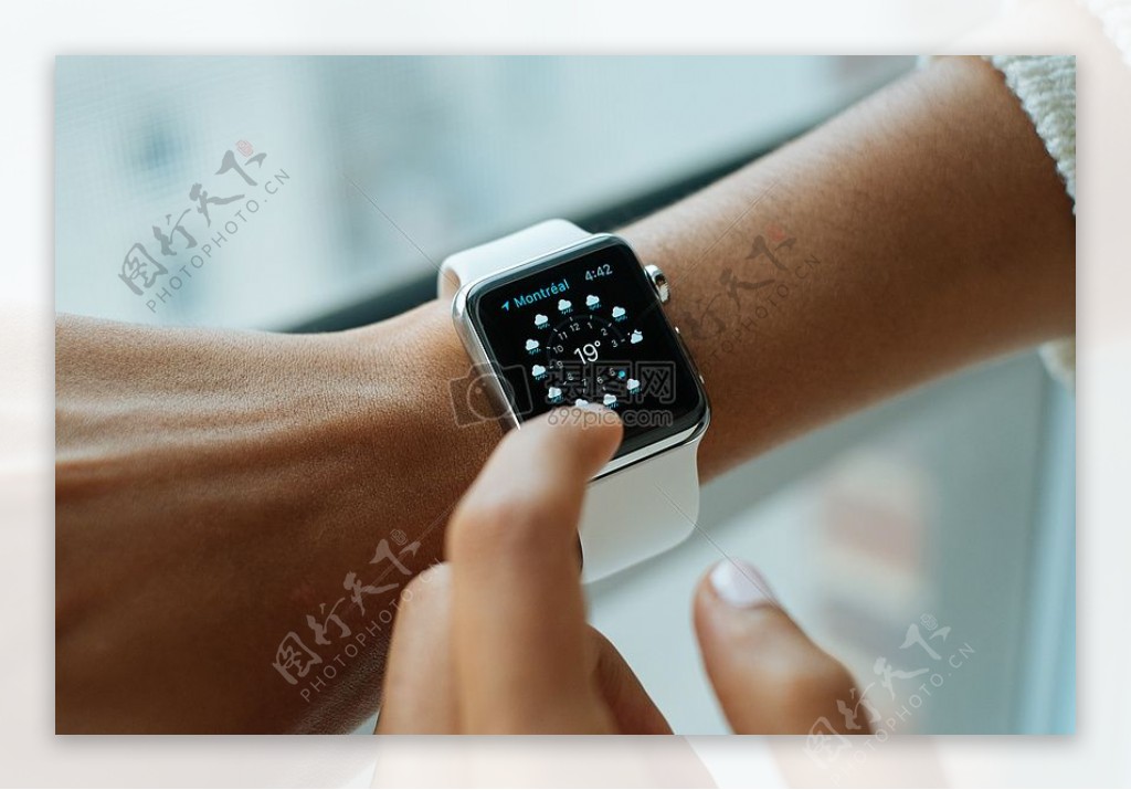 白色表带和黑色手表苹果